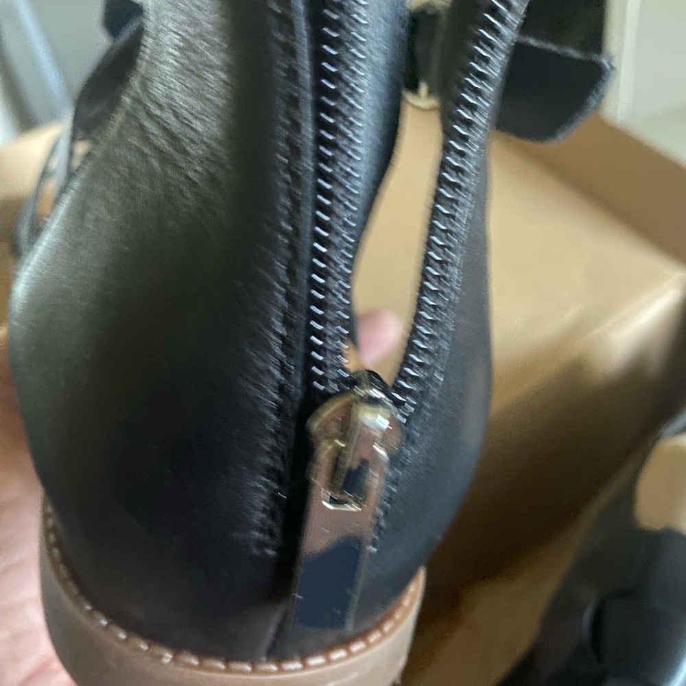Earth Origins Black Leather T-Strap Sandals - Picture 6 of 6